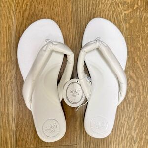 Women's Solei Sea Gisele White Comfy Flip Flops Size 10